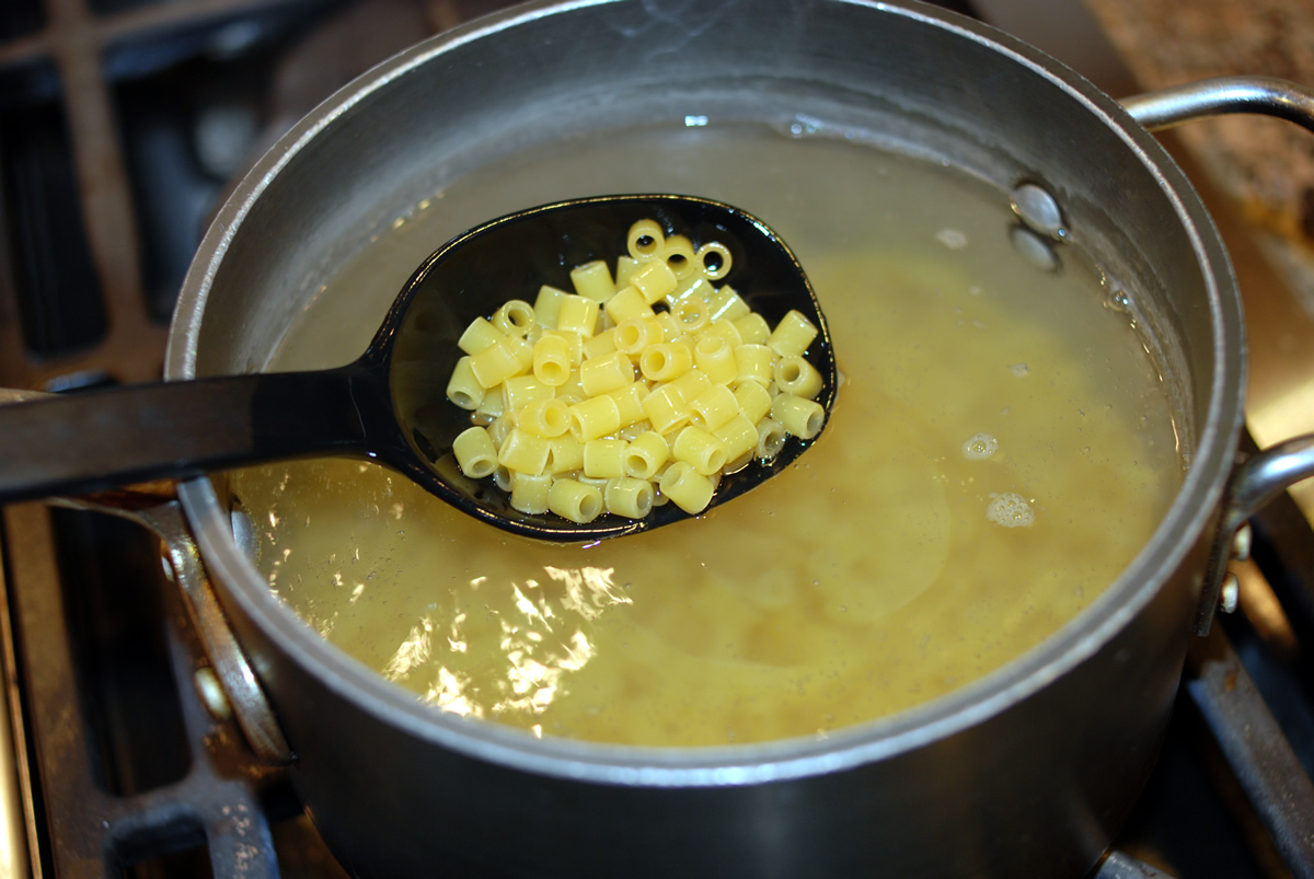 Boiling the pasta