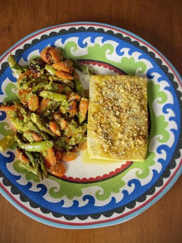 Tofu with roasted carrots and asparagus