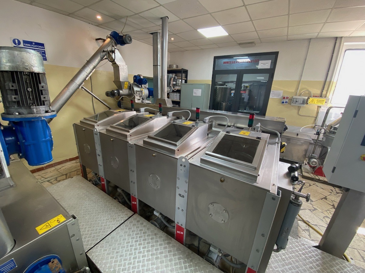 Centrifuge Mill for Pressing Olives Into Olive Oil 